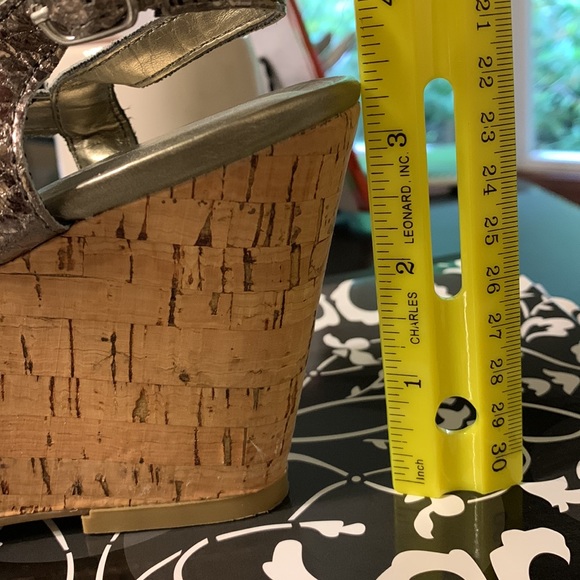 Kelly & Katie  6 1/2 Silver and Cork Wedge Heels - Picture 9 of 10